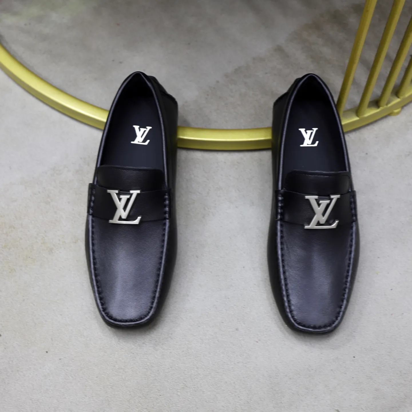Ex-factory price: 480💰【LV】Louis Vuitton ⚠️High-end men’s driving and pedal series ⚠️38-44 (customized for 45) ⚠️All original cowhide leather! Thick and soft! Made entirely of calfskin lining! Rubber sheet anti-slip beanie sole! Three-dimensional package technology! Fashionable and classic! Handicrafts! Original high quality! Feel free to compare!